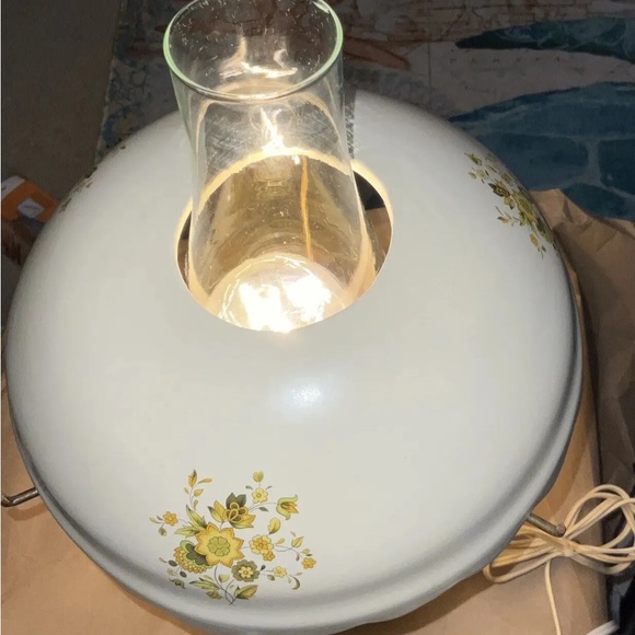 Vintage Rare Beautiful Floral Fenton Milk Hurricane Parlor Lamp Signed 1976 - Picture 4 of 16